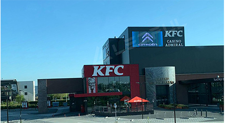 Affichage transparent extérieur LEDFUL dans le plus grand KFC néerlandais